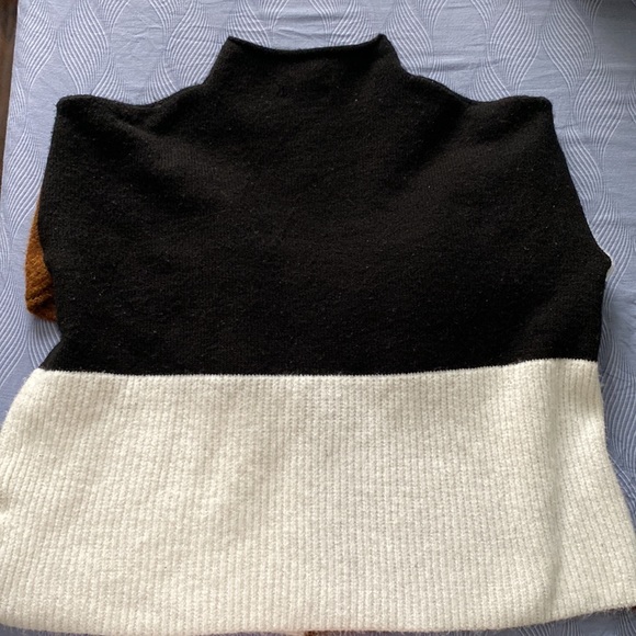 Colorblock Sweater - Picture 3 of 4